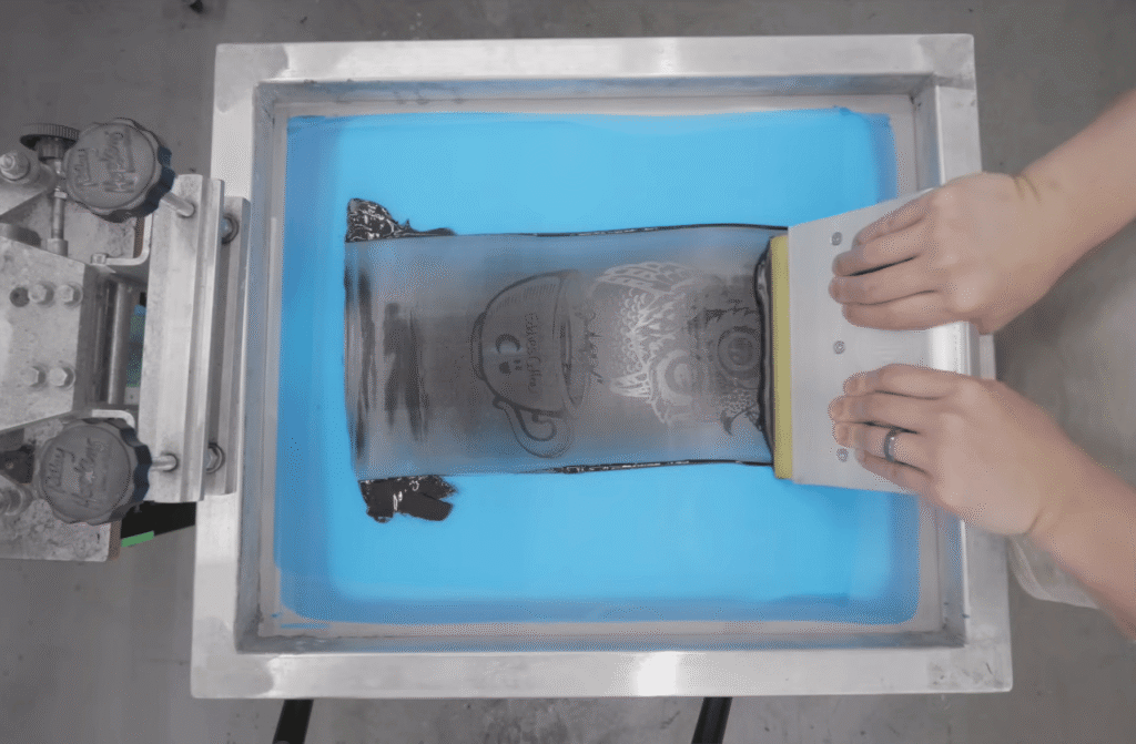 Screen printing method for custom apparel printing methods